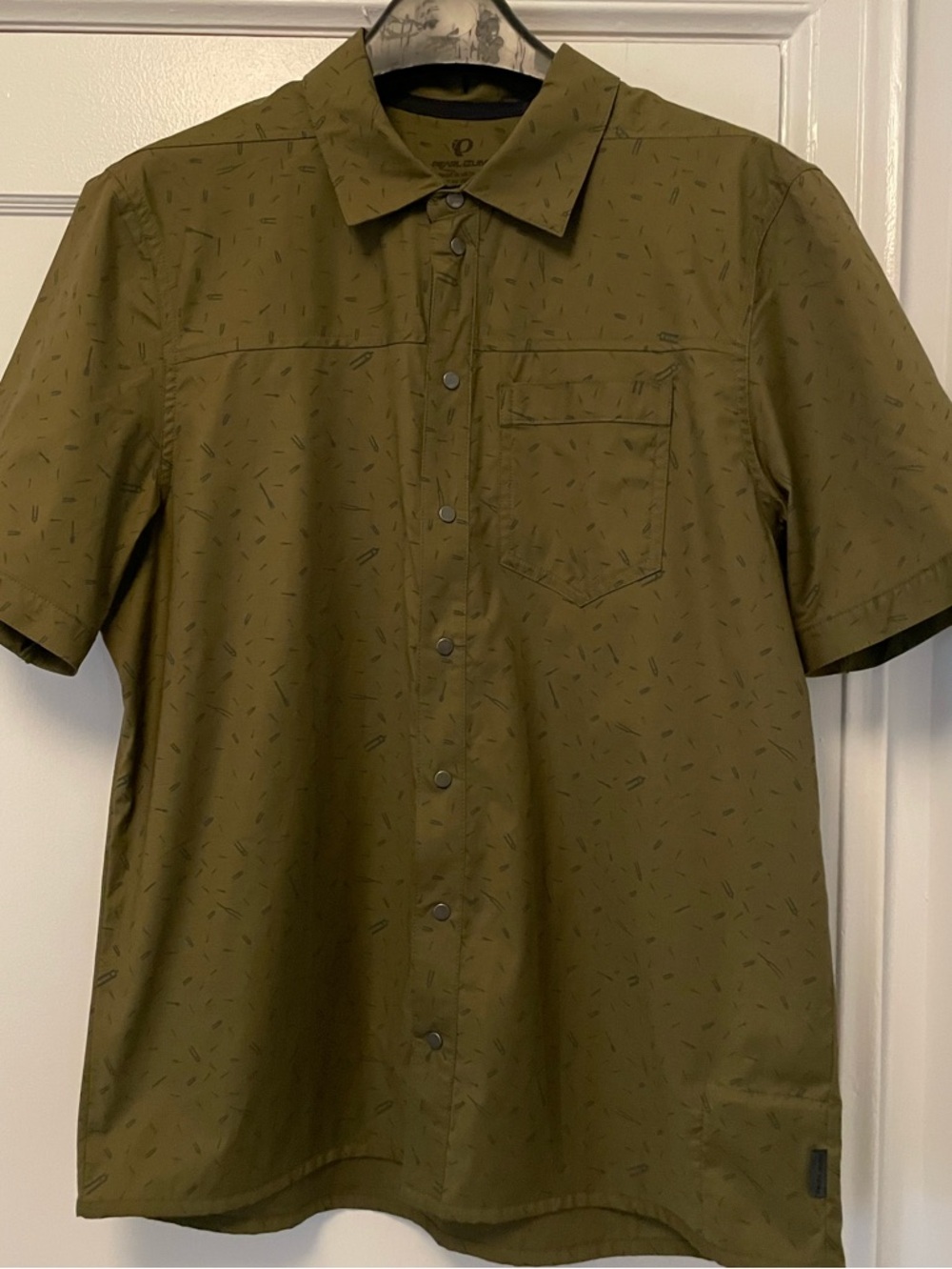 Pearl Izumi Short-Sleeve Button-Up Shirt with Subtle Print for Cycling and Daily